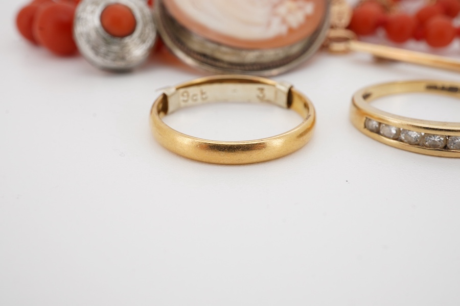 A small group of assorted jewellery including a 22ct gold wedding band, a modern 18ct gold and channel set diamond half eternity ring, a 9ct and two stone cultured pearl set bar brooch, a graduated coral bead necklace an